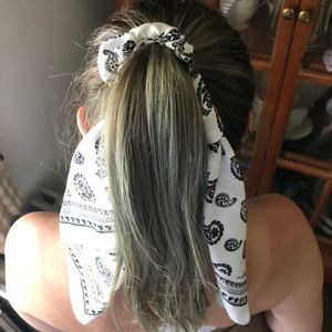 FOREVER 21 ribbon scrunchie